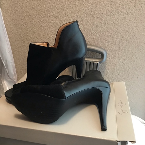 Black heeled shoe - Picture 3 of 5